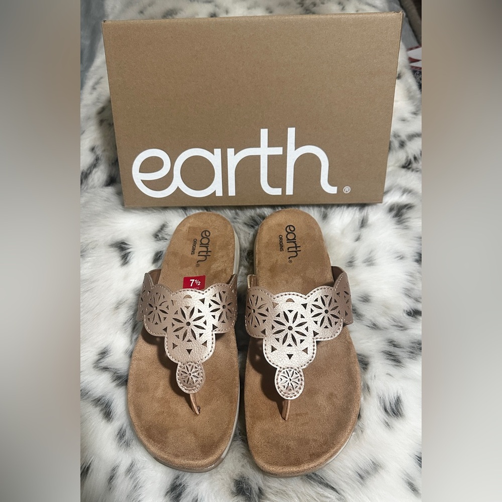 NWT Earth Sadie Rose Gold Lazer Cut Sandals